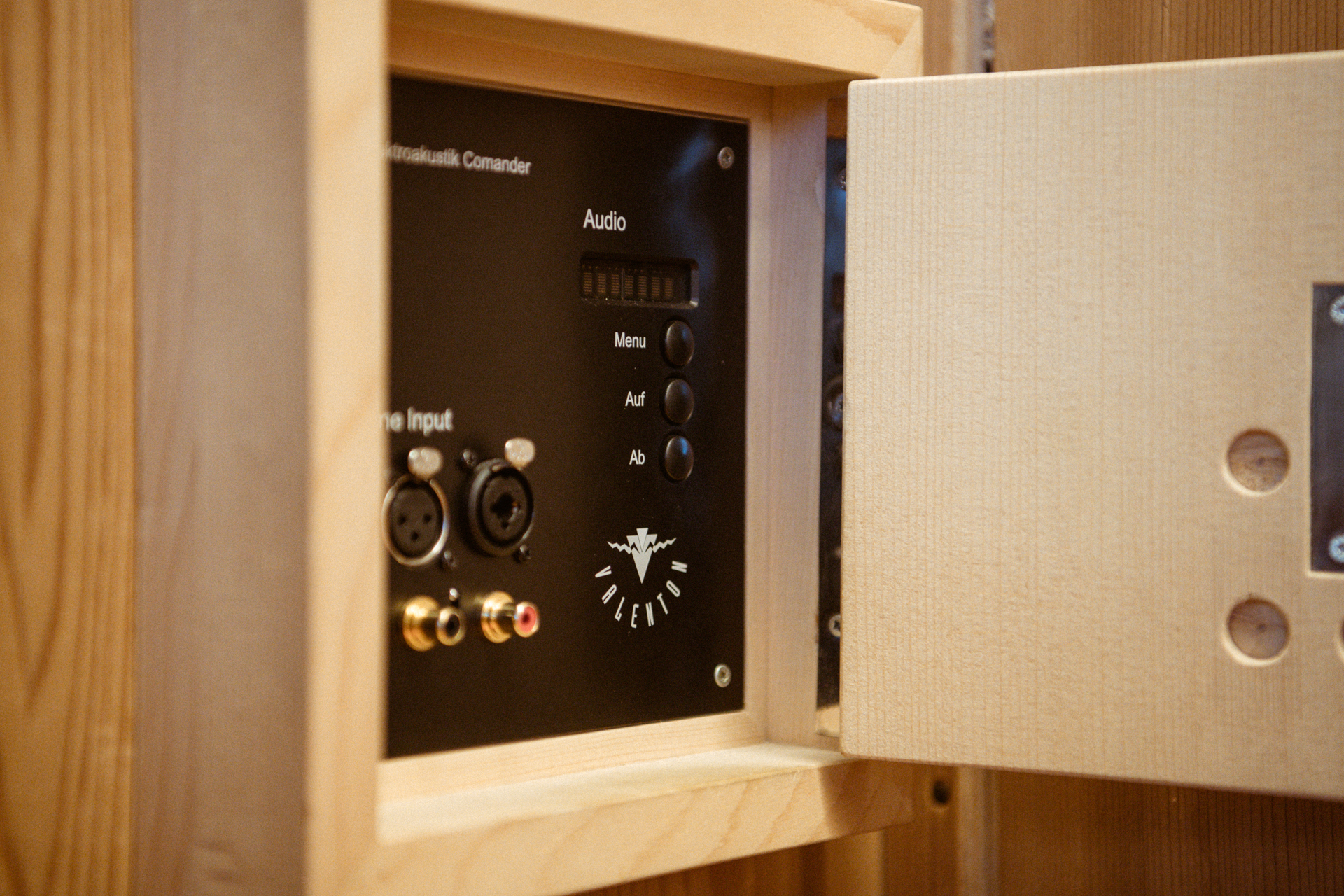 Bedienpanel in Holzkästchen