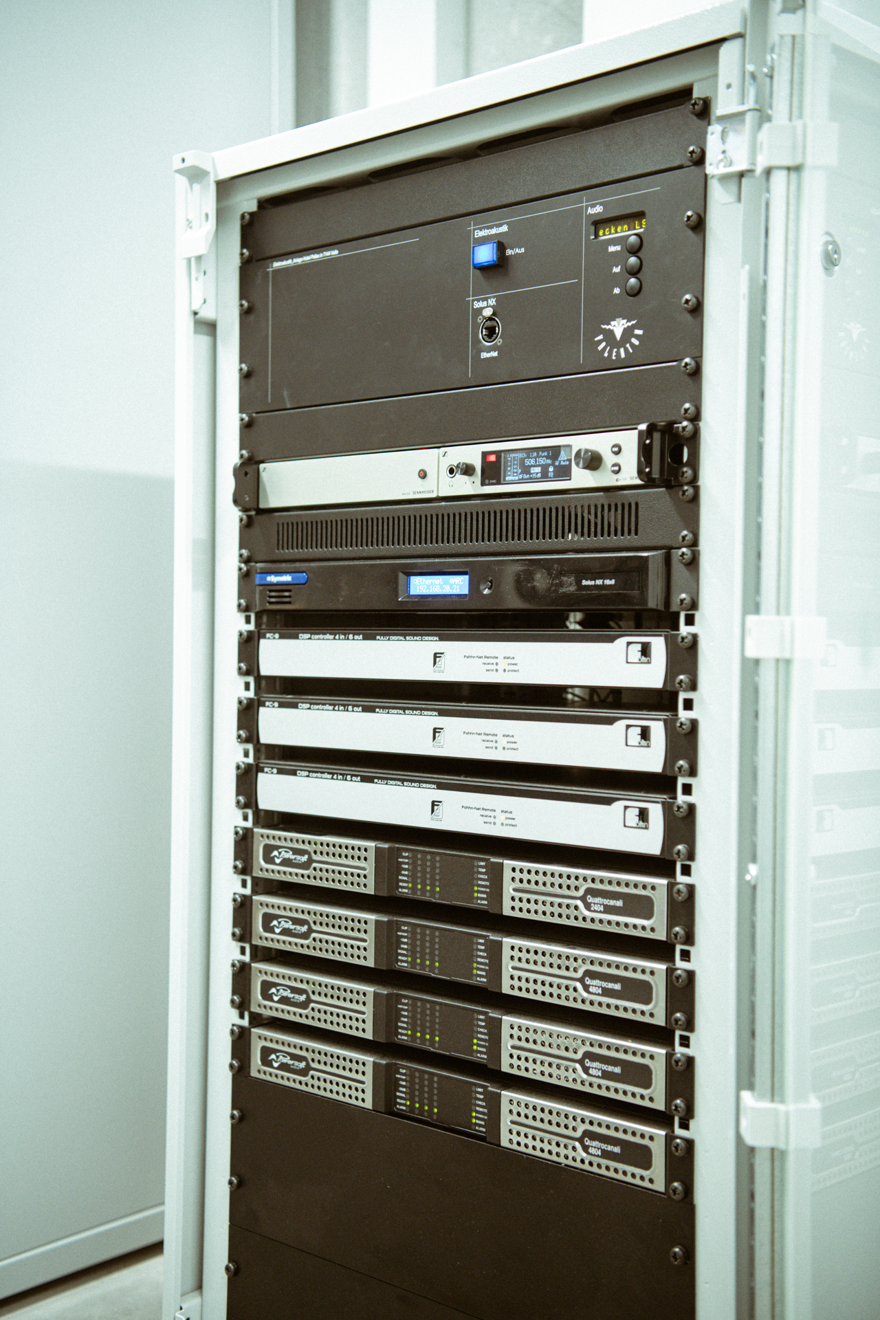 Audioendstufen und Audio DSP im Rack montiert.